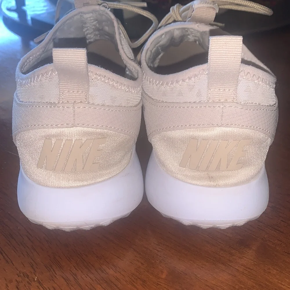 NIKE RUNNING SHOES WOMENS SIZE 9.5 IVORY CREAM COLOR HARD TO FIND
